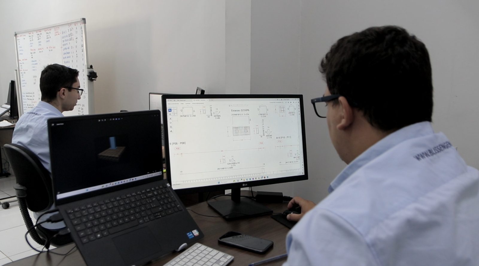 Engenheiros da Bliss analisando projeto de fundação