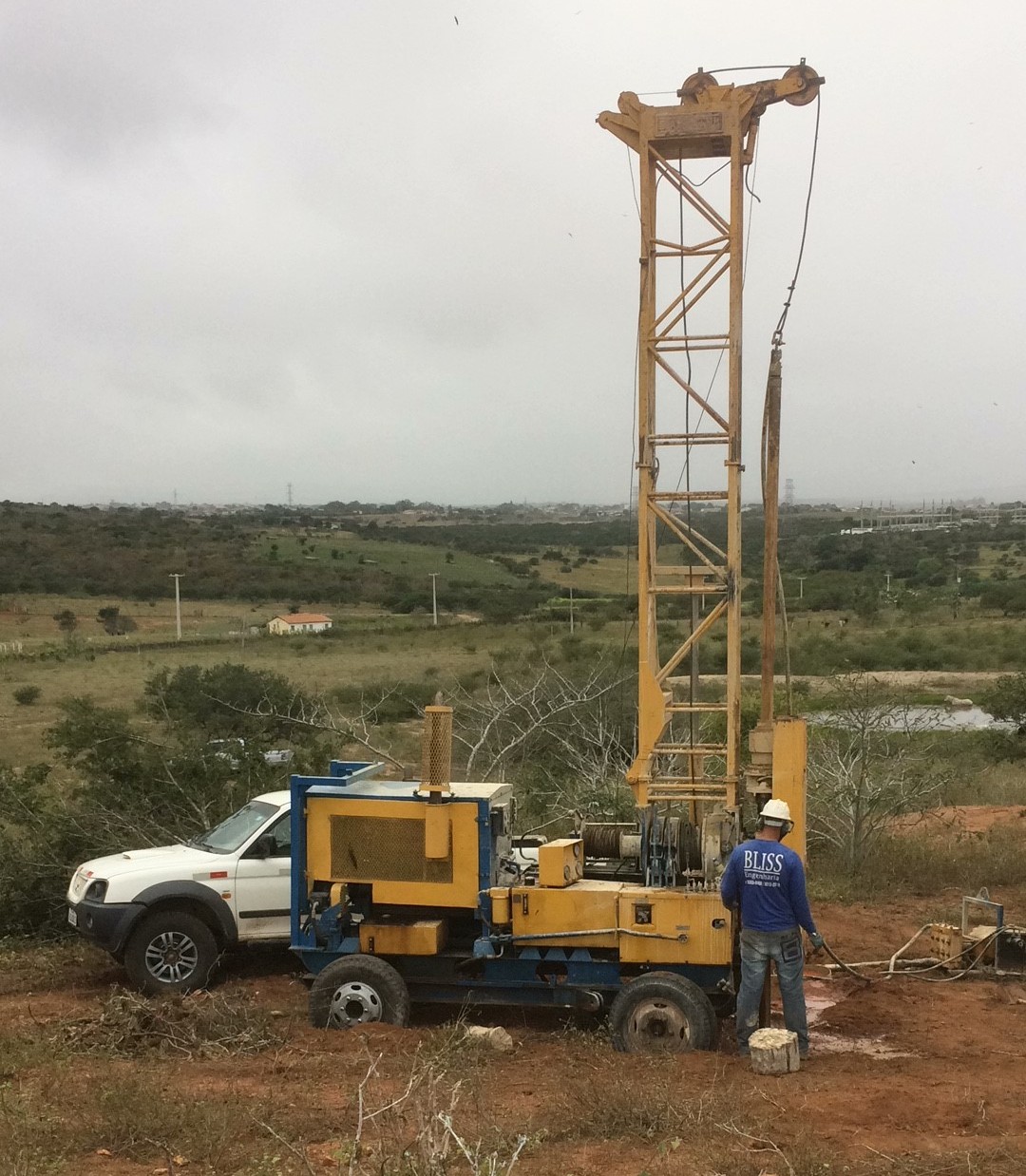 Sonda rotativa montada em frente de obra pela equipe Bliss