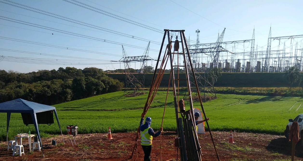 Sondagem SPT em faixa de linha de transmissão, com subestação ao fundo